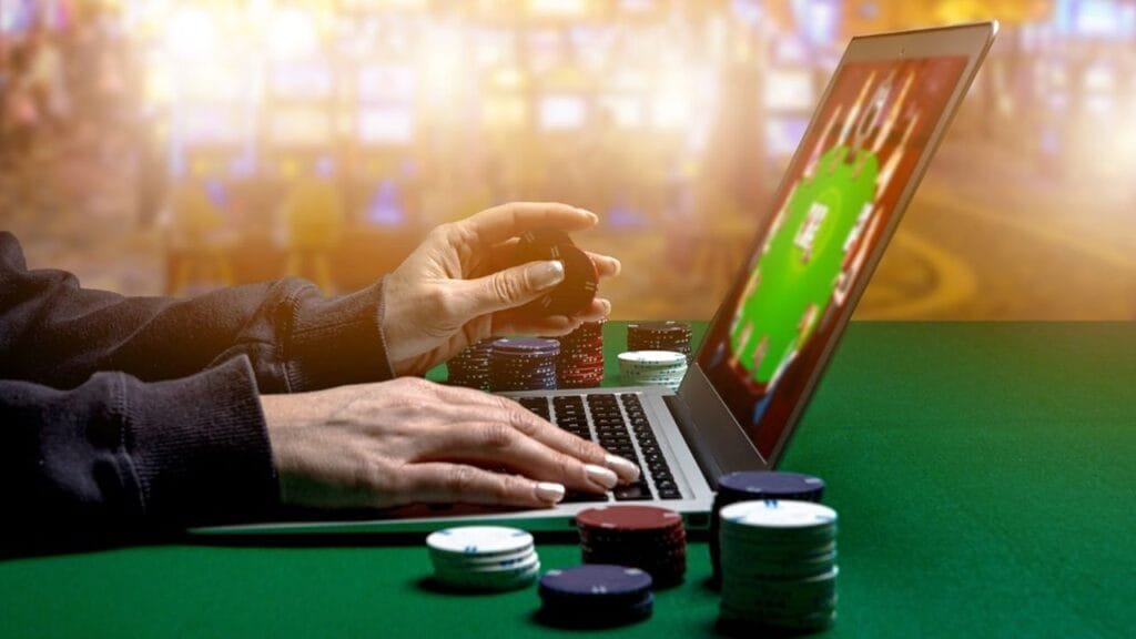 Woman,Hands,With,Gambling,Chips,Using,Laptop,For,Playing,Online choisir un casino en ligne fiable